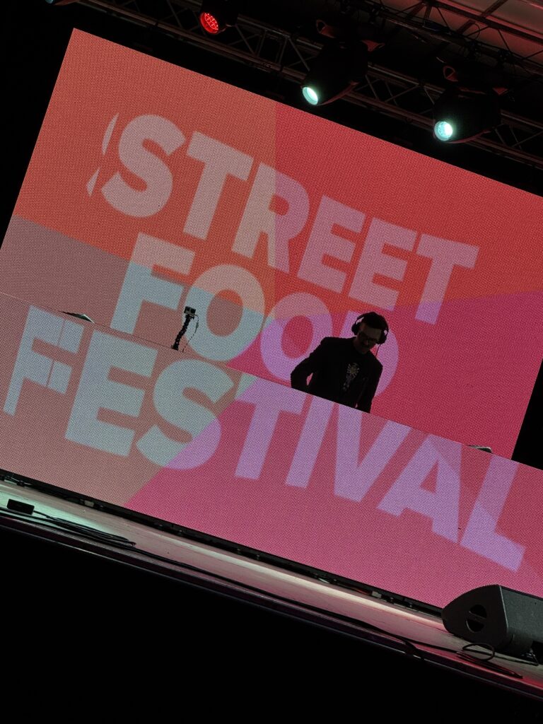 DJ Baunbaun på scenen til Kolding Streetfood Festival 2025